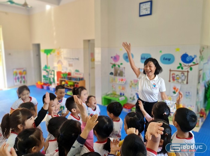 Cô giáo Phạm Thị Thanh Bình luôn tràn đầy nhiệt huyết với việc chăm sóc, nuôi dạy trẻ (ảnh: Lã Tiến)
