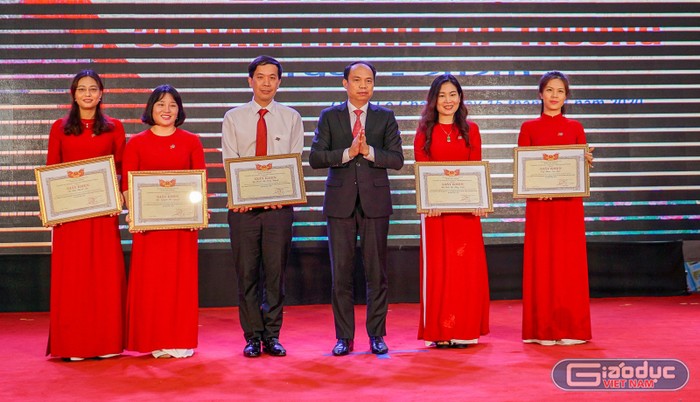Ông Lê Quốc Tiến, Giám đốc sở Giáo dục và Đào tạo Hải Phòng trao giấy khen của Sở tặng các nhà giáo đạt thành tích xuất sắc (Ảnh: LH)