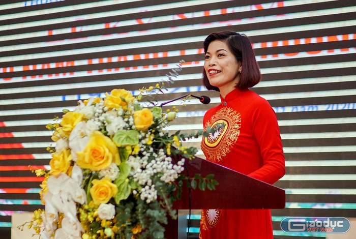 Nhà giáo Lê Thị Minh Tâm, Hiệu trưởng Trường Trung học cơ sở Tô Hiệu phát biểu tại lễ kỷ niệm 30 năm thành lập trường (Ảnh: LH)