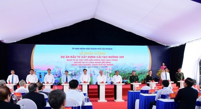 Thủ tướng Nguyễn Xuân Phúc cùng các đại biểu ấn nút khởi công dự án (Ảnh: CTV)