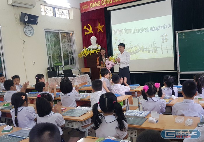 Lãnh đạo Ủy ban nhân dân quận Lê Chân tặng hoa chúc mừng cô giáo Hoàng Thị Thúy với tiết dạy minh họa (Ảnh: DT)