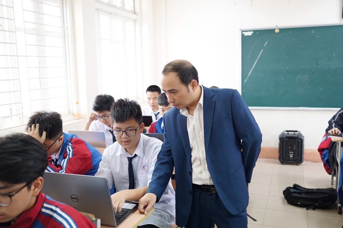 Nhà giáo ưu tú Nguyễn Hồng Thái, giáo viên dạy chuyên Tin của Trường Trung học phổ thông chuyên Hạ Long (Ảnh: CTV)