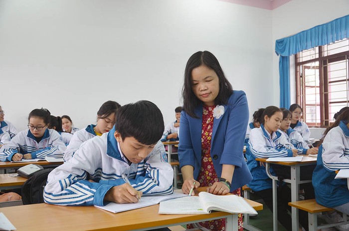 Mặc dù đôi chân đi lại khó khăn nhưng cô giáo Vũ Bình Yên, giáo viên Trường Trung học phổ thông Hoàng Hoa Thám luôn tâm huyết với nghề (Ảnh: QH)