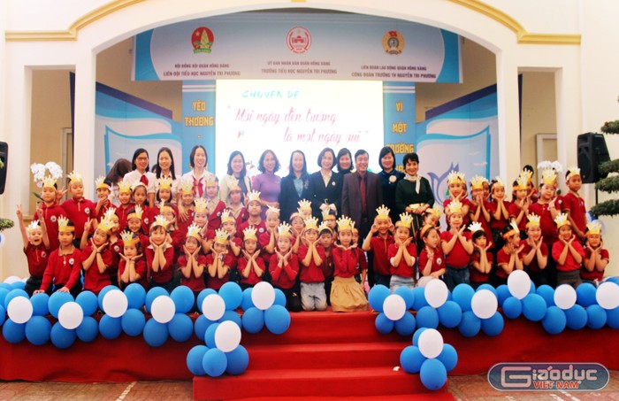 Các đại biểu chụp ảnh lưu niệm với cô và trò Trường tiểu học Nguyễn Tri Phương (Ảnh: LT)