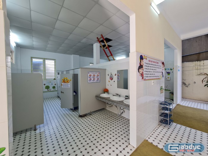 Nhà vệ sinh của Trường Tiểu học Dư Hàng được xây dựng hiện đại, sạch đẹp (Ảnh: Lã Tiến)