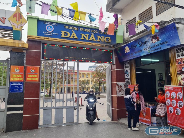Hai học sinh Trường Trung học cơ sở Đà Nẵng hút thuốc lá điện tử trong trường đã bị xử lý kỷ luật bằng hình thức đình chỉ học tập (Ảnh: Lã Tiến)