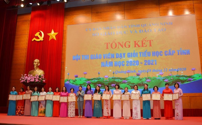 Giám đốc Sở Giáo dục và Đào tạo Quảng Ninh trao giấy khen cho giáo viên đạt thành tích xuất sắc tại hội thi (Ảnh: CTV)