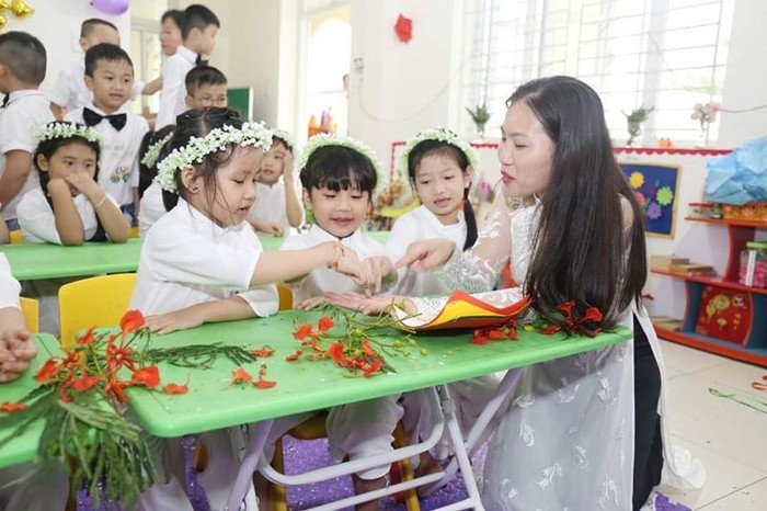 Cô giáo Trần Hải Ngọc trong tiết dạy âm nhạc cho học sinh. (Ảnh: CTV)