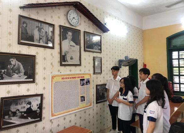Học sinh Trường Trung học phổ thông Ngô Quyền học trong “phòng học danh nhân” mang tên Tổng Bí thư Nguyễn Văn Linh (Ảnh: CTV)