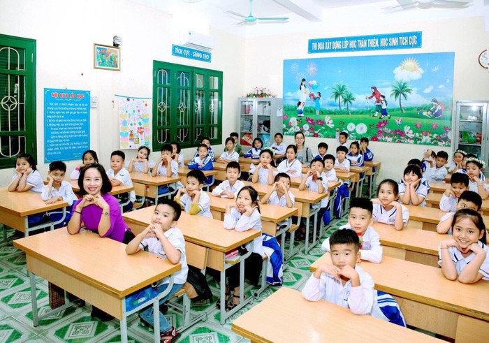 Cô giáo Vũ Thị Thảo cùng các em học sinh trong một giờ học sôi động (Ảnh: CTV)