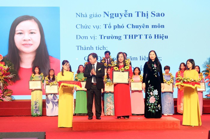 Cô giáo Nguyễn Thị Sao được Sở Giáo dục và Đào tạo Hải Phòng vinh danh &quot;Nhà giáo tâm huyết, sáng tạo&quot; (Ảnh: Nhân vật cung cấp)