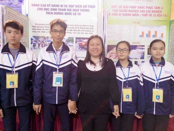 Cô giáo Nguyễn Thị Sao cùng học sinh Trường Trung học phổ thông Tô Hiệu tham gia cuộc thi Khoa học kỹ thuật cấp thành phố (Ảnh: Nhân vật cung cấp)