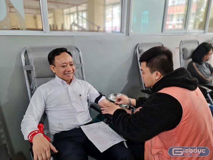 Hiệu trưởng Trường Đại học Hàng hải Việt Nam cho biết, ông cảm thấy rất vui, rất vinh dự và tự hào khi được tham gia hiến máu (Ảnh: Lã Tiến)