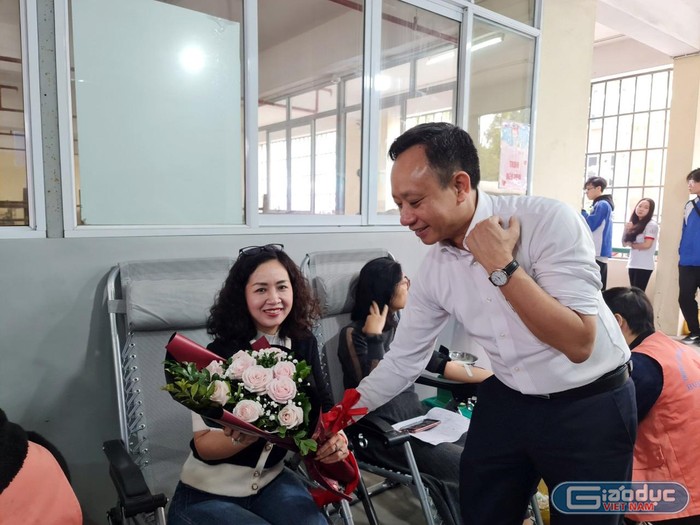 Phó giáo sư, Tiến sĩ Phạm Xuân Dương và chị Cao Thị Hương Giang chia sẻ, việc hiến máu cứu người là việc làm cần thiết, đầy tính nhân văn (Ảnh: Lã Tiến)