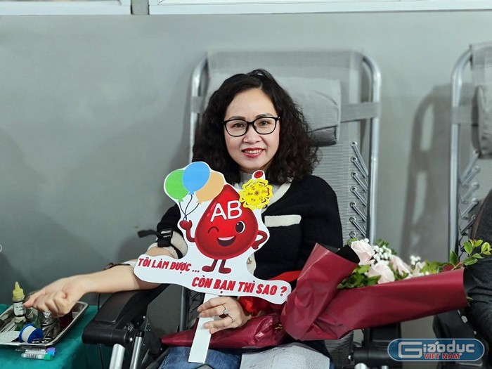 Chị Cao Thị Hương Giang, hiện đang làm việc tại Cảng Hải Phòng hiến máu lần thứ 31 (Ảnh: Lã Tiến)