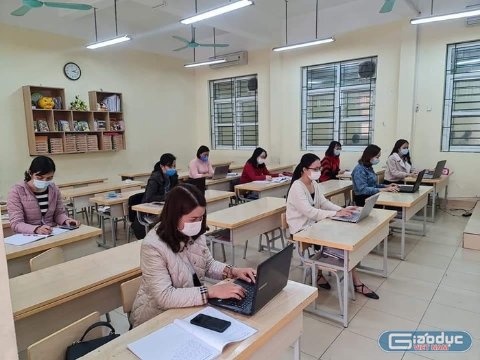 Các giáo viên Trường Tiểu học Chu Văn An (quận Ngô Quyền) triển khai dạy học trực tuyến (Ảnh: CTV)