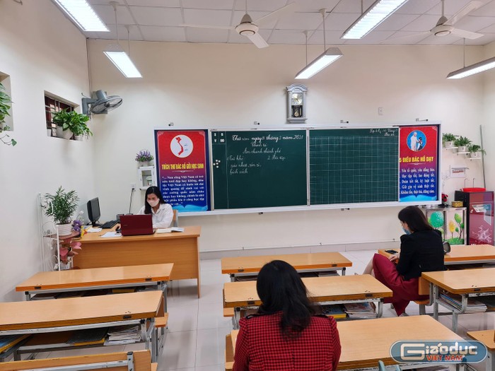 Các giáo viên Trường Tiểu học Nguyễn Công Trứ đang soạn giáo án điện tử để phục vụ việc dạy học trực tuyến (Ảnh: Lã Tiến)