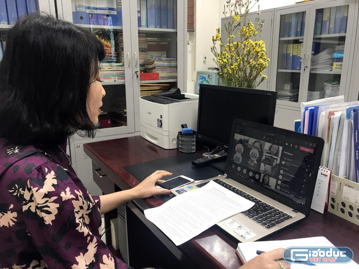 Cô giáo Nguyễn Thị Kim Viên, Hiệu trưởng Trường tiểu học Võ Thị Sáu (quận Lê Chân) dự giờ dạy trực tuyến của giáo viên nhà trường (Ảnh: Lã Tiến)