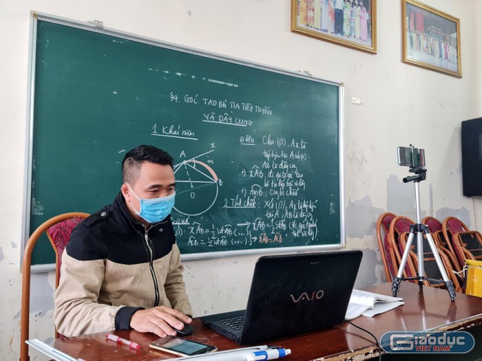 Giáo viên Trường Trung học cơ sở An Đà (quận Ngô Quyền) lên lớp tiết dạy trực tuyến và ghi hình bài giảng để gửi cho học sinh (Ảnh: Lã Tiến)