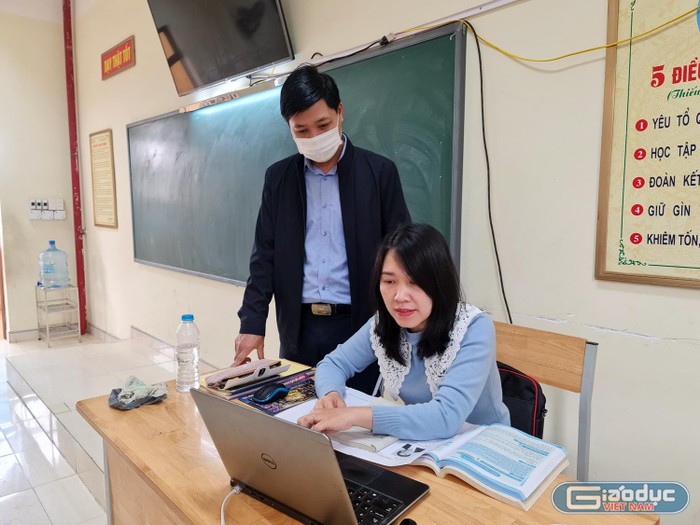 Ban giám hiệu Trường Trung học cơ sở Lạc Viên (quận Ngô Quyền) thường xuyên dự giờ, kiểm tra các giáo viên dạy học trực tuyến (Ảnh: Lã Tiến)