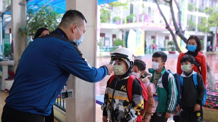 Học sinh Trường Tiểu học Yên Thanh (thành phố Uông Bí) được đo thân nhiệt trước khi vào lớp (Ảnh: CTV)