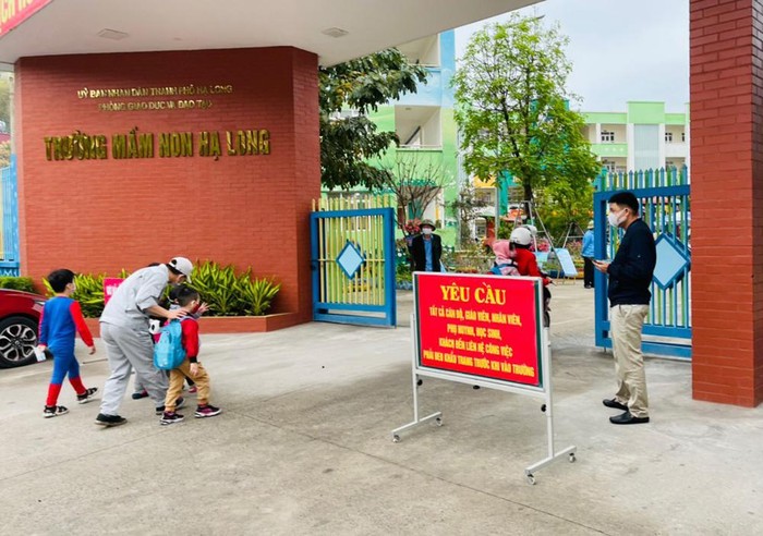 Phụ huynh Trường mầm non Hạ Long (thành phố Hạ Long) đeo khẩu trang cho trẻ và thực hiện các biện pháp phòng, chống dịch (Ảnh: CTV)