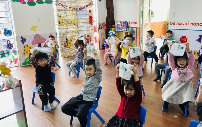 Các em học sinh Trường Mầm non Bạch Đằng (thành phố Hạ Long) được phát khăn mới, ngồi giãn cách (Ảnh: CTV)