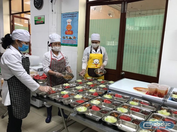 Giáo viên Trường Tiểu học Dư Hàng nấu ăn gửi các lực lượng tham gia phòng chống dịch (Ảnh: Nhà trường cung cấp)