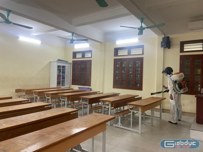 Trường Trung học cơ sở Lê Ích Mộc thực hiện khử khuẩn trường, lớp để đón học sinh quay trở lại vào ngày 8/3 (Ảnh: CTV)