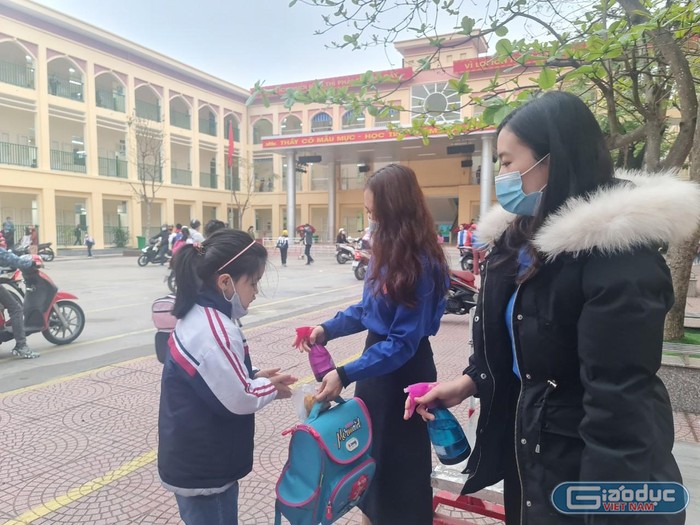 Học sinh Trường Tiểu học Chu Văn An (quận Ngô Quyền) sát khuẩn tay trước khi vào lớp (Ảnh: Lã Tiến)