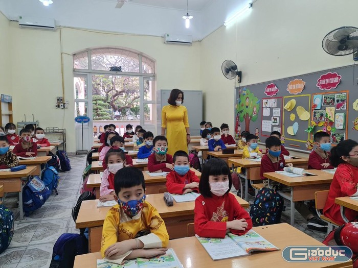 Học sinh Trường Tiểu học Nguyễn Tri Phương phấn khởi khi được quay trở lại trường (Ảnh: Lã Tiến)