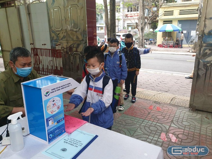 Trường Tiểu học Nguyễn Tri Phương trang bị máy khử khuẩn cho học sinh (Ảnh: Phương Linh)