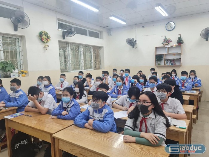 Học sinh Trường Trung học cơ sở Hồng Bàng hào hứng, phấn khởi khi được trở lại trường học (Ảnh: Lã Tiến)