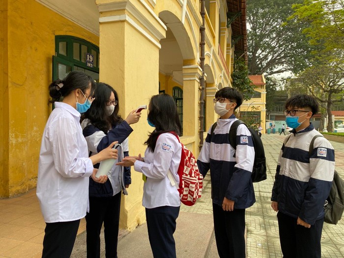 Học sinh Trường Trung học phổ thông Ngô Quyền thực hiện các biện pháp phòng, chống dịch Covid-19 (Ảnh: CTV)