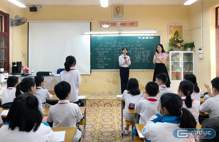 Tiết học Mỹ thuật của cô giáo Bùi Thị Mai luôn sôi động, tạo hứng thú cho học sinh (Ảnh: Phương Linh)