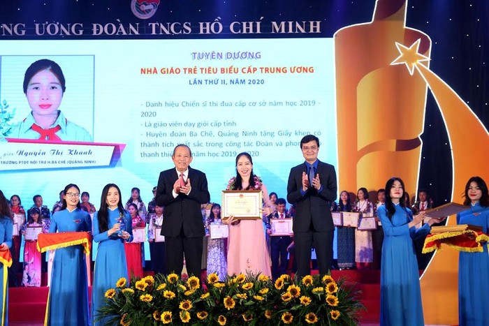 Cô giáo Nguyễn Thị Khánh vinh dự nhận Giải thưởng “Nhà giáo trẻ tiêu biểu” năm 2020 do Ban Bí thư Trung ương Đoàn Thanh niên cộng sản Hồ Chí Minh trao tặng. (Ảnh: CTV)