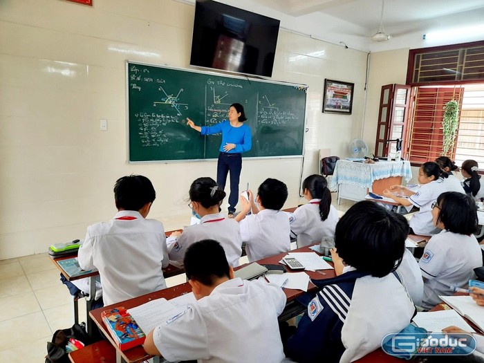 Cô giáo Phạm Hà Giang, Tổ trưởng tổ Khoa học tự nhiên, Trường Trung học cơ sở Lương Khánh Thiện luôn dành hết tâm huyết cho sự nghiệp trồng người (Ảnh: Phạm Linh)