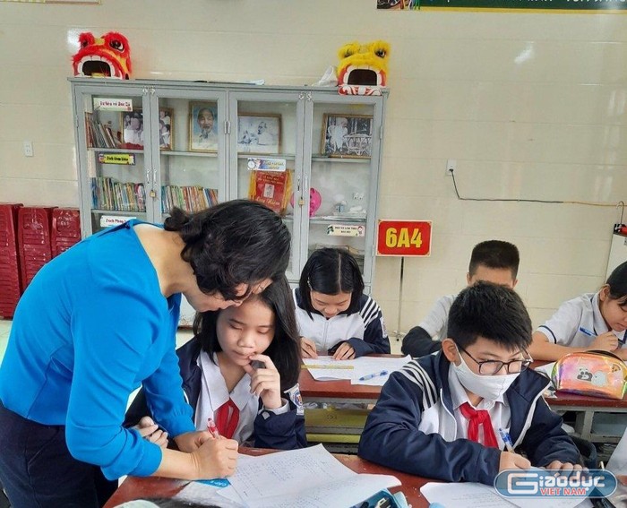 Cô giáo Phạm Hà Giang luôn đổi mới phương pháp giảng dạy, giúp học sinh dễ tiếp thu bài học (Ảnh: Phạm Linh)