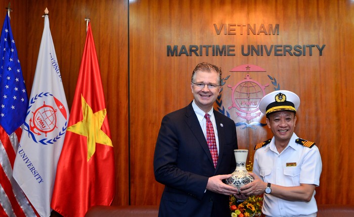 Phó giáo sư, Tiến sĩ Phạm Xuân Dương, Hiệu trưởng Trường Đại học Hàng hải Việt Nam đón tiếp Đại sứ Hoa Kỳ (Ảnh: Nhà trường cung cấp)