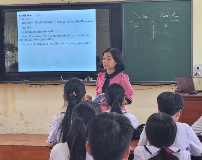 Cô Huỳnh Thị Lê vẫn giữ được niềm đam mê với bộ môn sau 31 năm giảng dạy (Ảnh: Phương Linh)