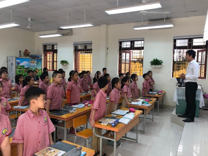 Bên cạnh việc dạy văn hóa, thầy giáo Đặng Văn Huy tích cực sáng chế các sản phẩm đảm bảo vệ sinh cho học sinh nhà trường (Ảnh: Đặng Huy).