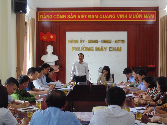 Ông Phạm Văn Hà, Bí thư Quận ủy Ngô Quyền chủ trì kiểm tra công tác chuẩn bị bầu cử tại phường Máy Chai (Ảnh: CTV)