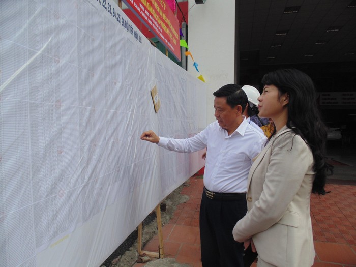 Bí thư Quận ủy Ngô Quyền kiểm tra việc niêm yết danh sách cử tri tại phường Máy Chai (Ảnh: CTV)