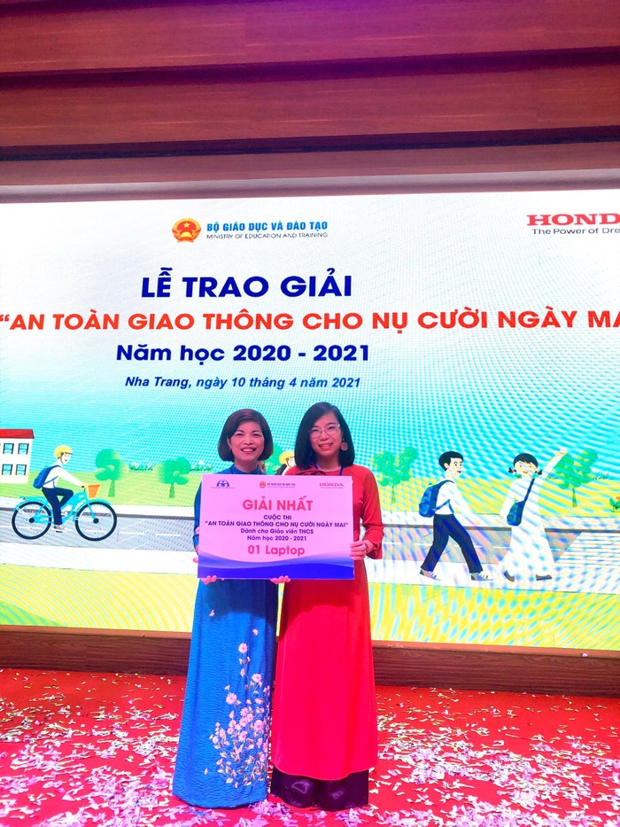 Vượt qua hơn 90.000 bài dự thi, cô giáo Trần Thị Thu Hường xuất sắc dành giải Nhất chung cuộc (Ảnh: nhân vật cung cấp).