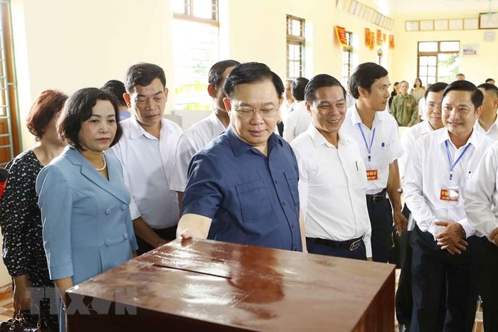 Chủ tịch Quốc hội Vương Đình Huệ kiểm tra công tác bầu cử ở Khu vực bỏ phiếu số 5, tại thôn Nam Tử, xã Kiến Thiết, huyện Tiên Lãng, Hải Phòng (Ảnh: TTXVN)