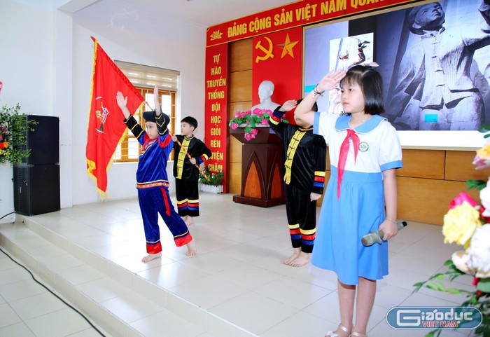 Các em học sinh nhà trường tái hiện lại hình ảnh của anh hùng Kim Đồng (Ảnh: Ngọc Cương)