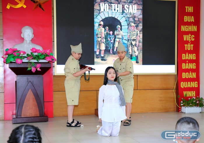 Các em học sinh nhà trường tái hiện lại hình ảnh của nữ anh hùng Võ Thị Sáu (Ảnh: Ngọc Cương)