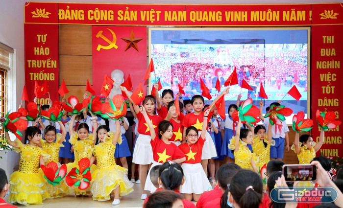 Học sinh Trường Tiểu học Nguyễn Đức Cảnh tự tin thể hiện sự hiểu biết về lịch sử Đội Thiếu niên tiền phong Hồ Chí Minh (Ảnh: Ngọc Cương)