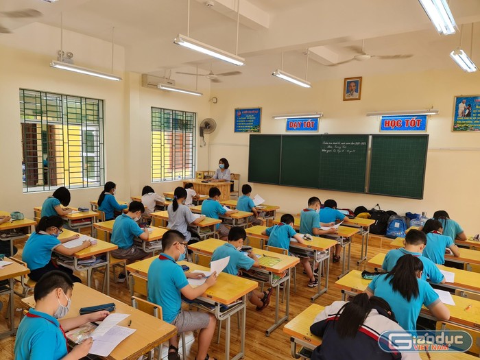 Học sinh Trường Tiểu học Chu Văn An (quận Ngô Quyền) hoàn thành bài thi học kì 2 (Ảnh: Lã Tiến)