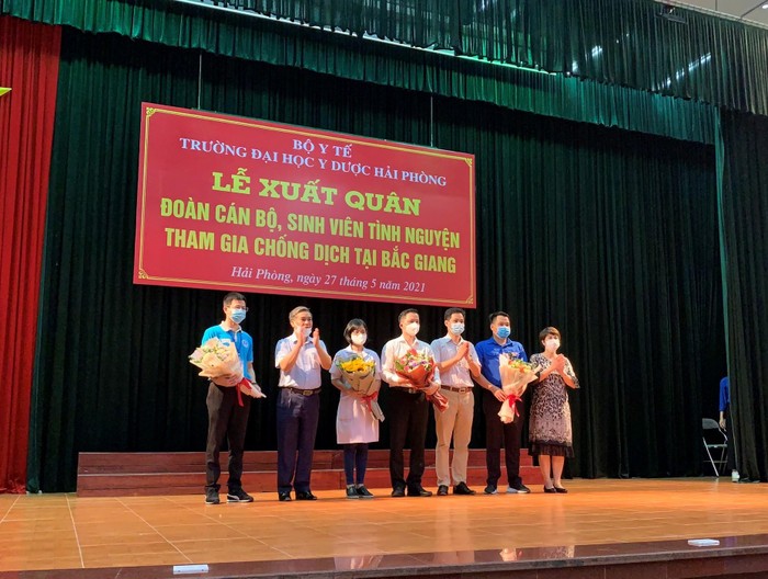 Trường Đại học Y dược Hải Phòng tổ chức Lễ xuất quân cho Đoàn cán bộ, sinh viên tình nguyện tham gia chống dịch tại Bắc Giang (Ảnh: CTV)